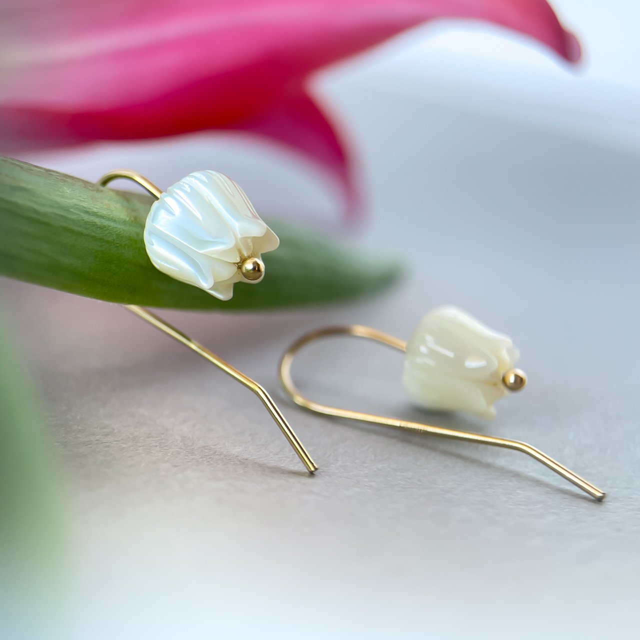 白蝶貝のユリ咲きチューリップ ピアス 14kgf｜シェル フラワーアクセサリー