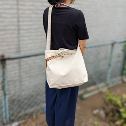 キリンの刺繍ショルダートートバッグ 9枚目の画像