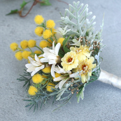 花束みたいなコサージュ　黄色いミモザ　ブートニアタイプ 1枚目の画像