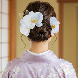 胡蝶蘭和装髪飾り 金の胡蝶蘭とリボンの髪飾り 結婚式 卒業式 成人式 七五三 凛と咲く胡蝶蘭の髪飾り① 結婚式 成人式 胡蝶蘭 和装 振袖 卒業
