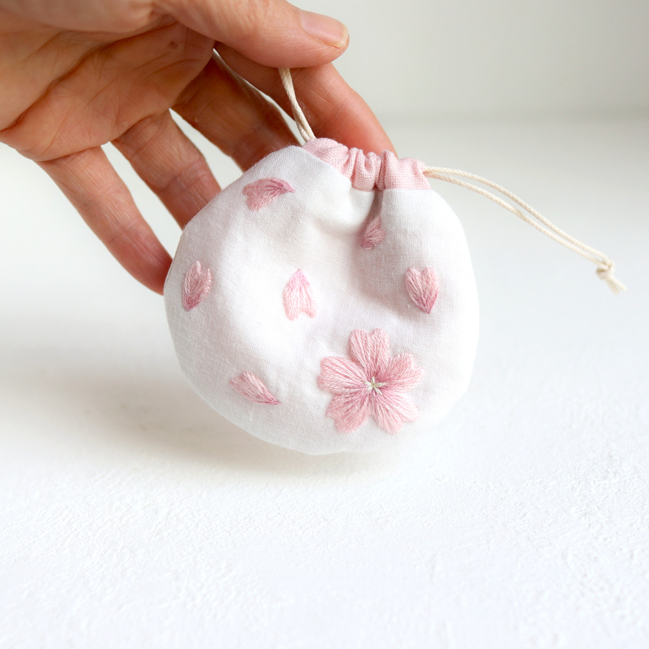 ひらひら桜刺繍のミニ巾着袋（まんまる巾着・SSサイズ）【受注