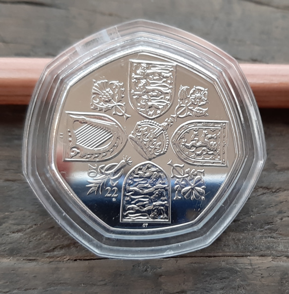 チャールズ3世 50ペンス 新デザイン イギリス コイン英国  2022年  8g 27mm カプセル付き 1枚目の画像