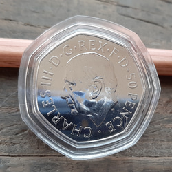 チャールズ3世 50ペンス 新デザイン イギリス コイン英国  2022年  8g 27mm カプセル付き 2枚目の画像