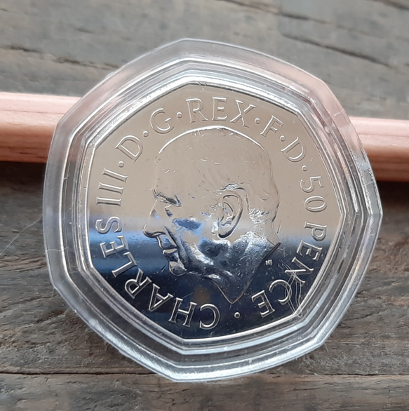 チャールズ3世 50ペンス 新デザイン イギリス コイン英国  2022年  8g 27mm カプセル付き 2枚目の画像