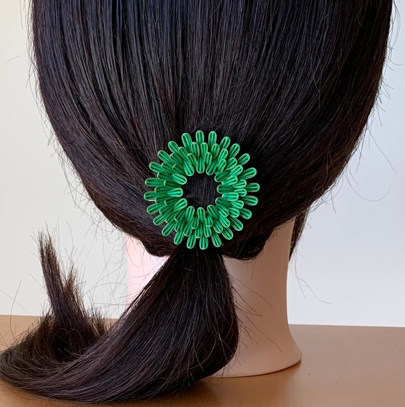 つまみ細工髪飾り丸つまみリース グリーン＆イエローグリーン シルク フレームピン 1枚目の画像