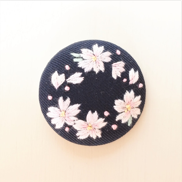 桜 リース 刺繍 くるみボタン　【ブローチ／ヘアゴム】 2枚目の画像