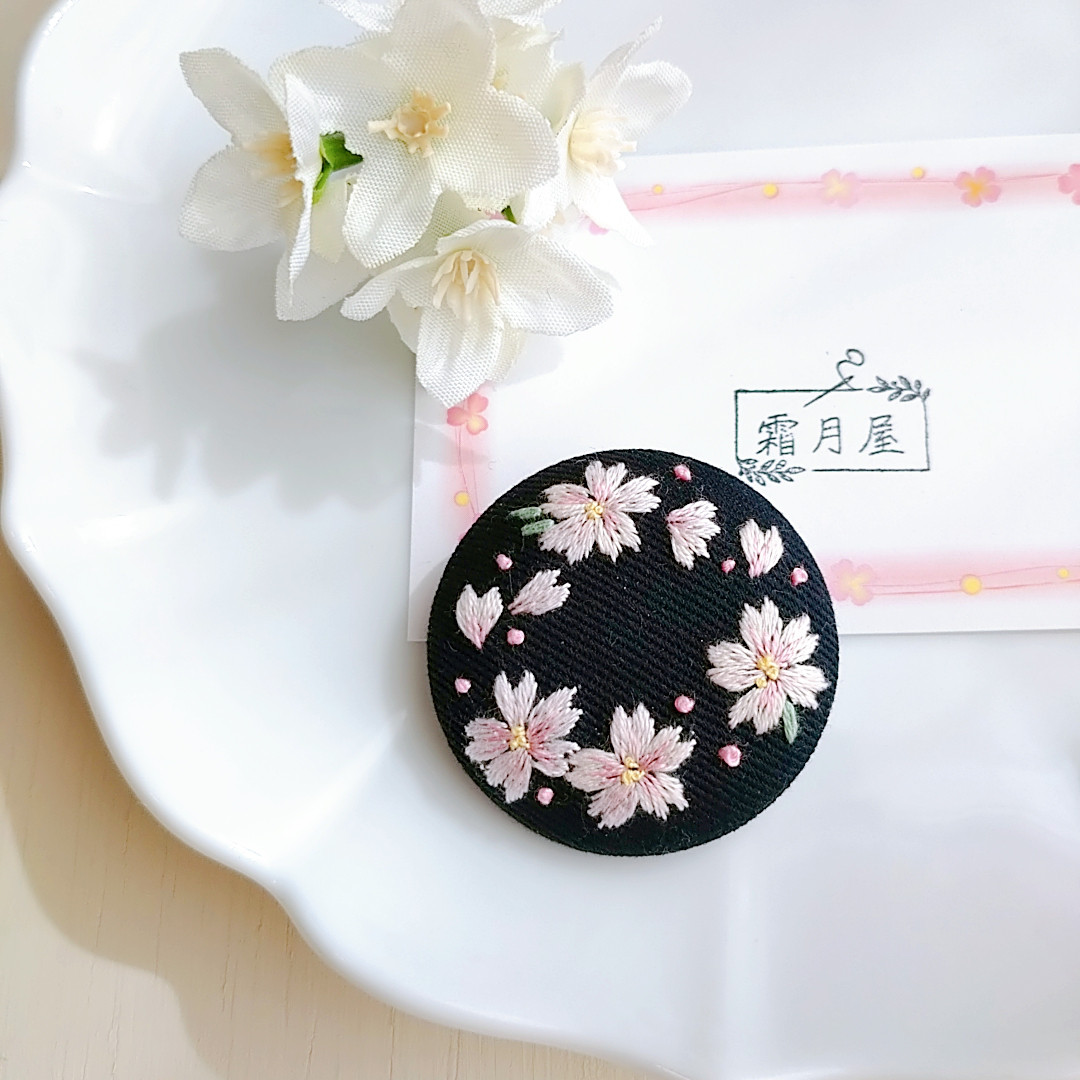 刺繍 桜 [専用　こり様]くるみボタン ブローチ フェルト ハンドメイド