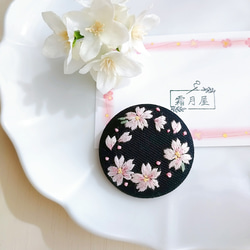 桜 リース 刺繍 くるみボタン 【ブローチ／ヘアゴム】 ブローチ 霜月屋