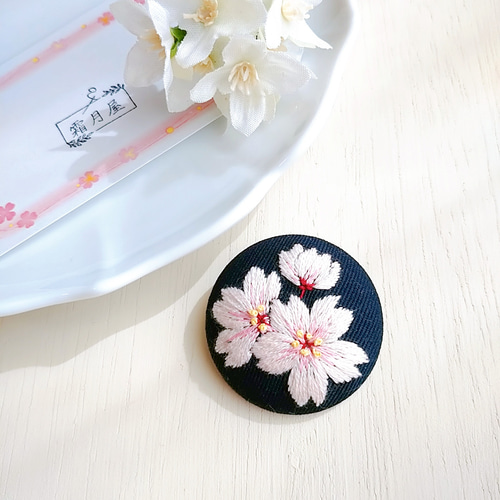 桜 静か 刺繍 くるみボタン 【ブローチ／ヘアゴム】 ブローチ 霜月屋