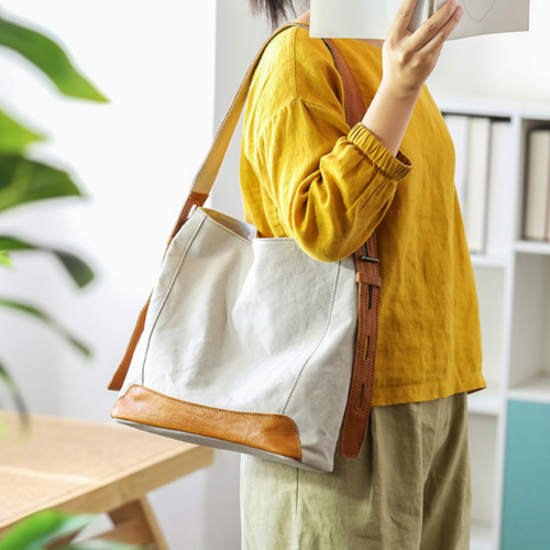 【新品】【美品】本革ショルダーバッグ アイボリー 帆布×本革 ショルダーバッグ A4が入る 4色 本革ストラップ 名