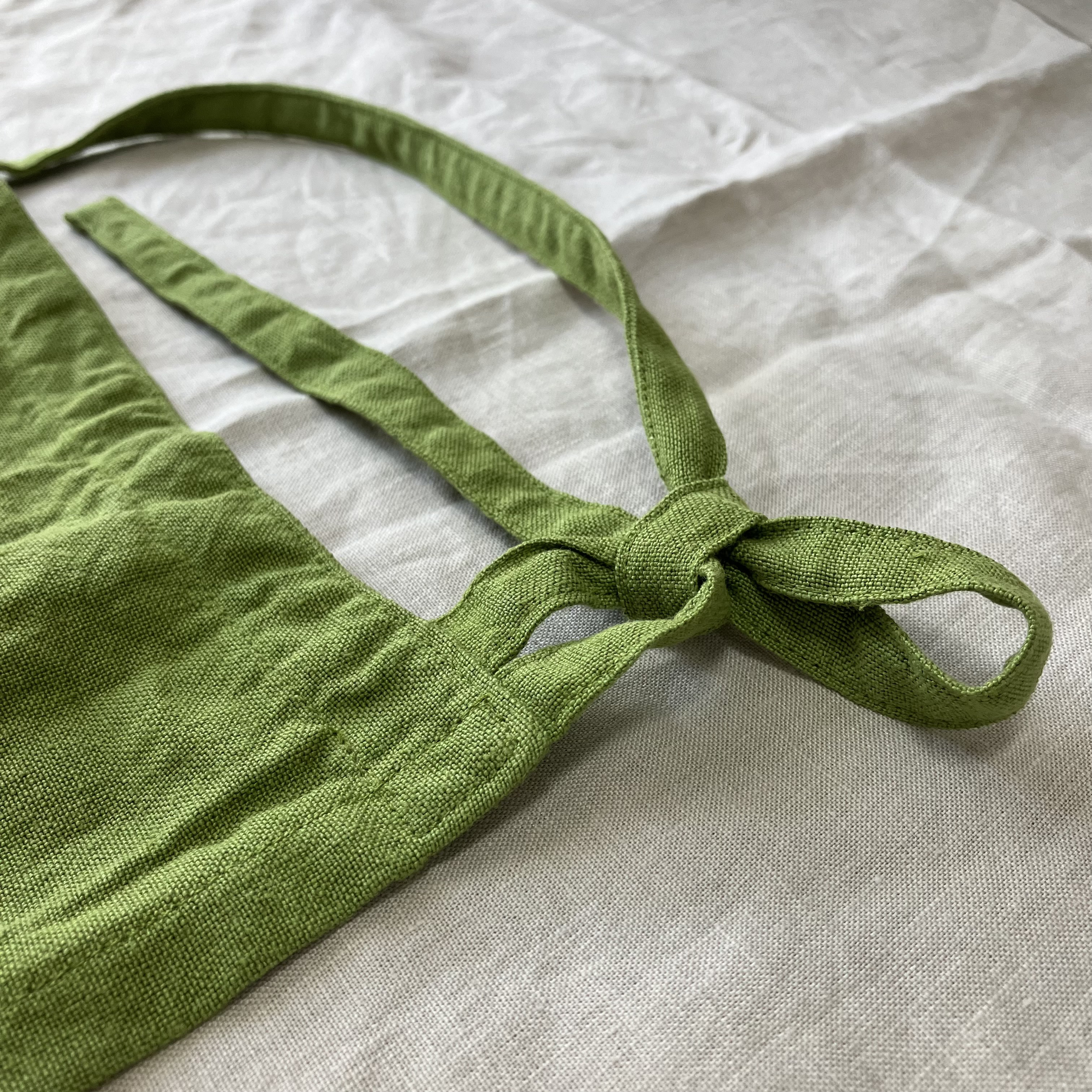 ベルギーリネンの魅力を纏う - ワークエプロン　ベルギーリネン２５番手　ブライトグリーン