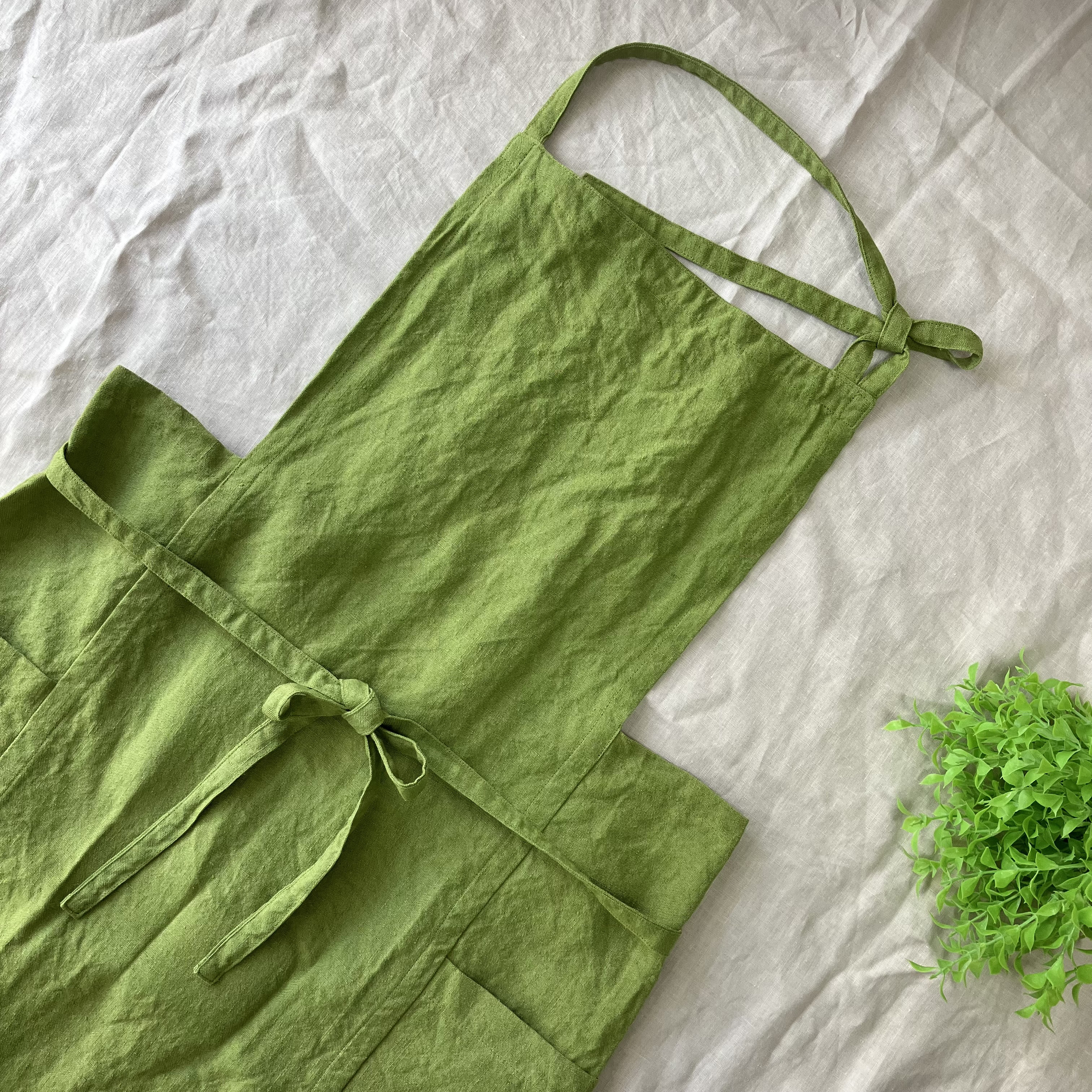 ベルギーリネンの魅力を纏う - ワークエプロン　ベルギーリネン２５番手　ブライトグリーン