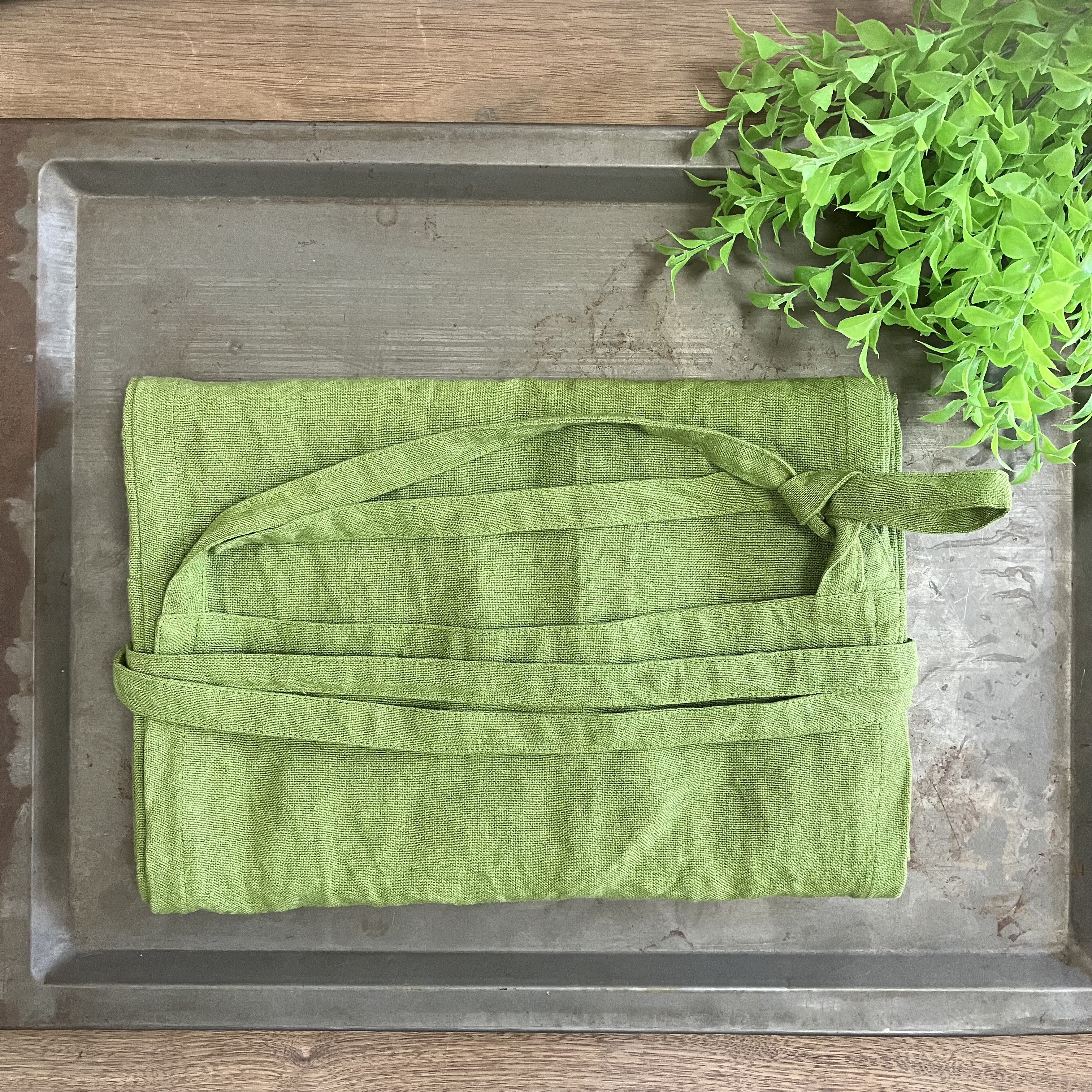 ベルギーリネンの魅力を纏う - ワークエプロン　ベルギーリネン２５番手　ブライトグリーン