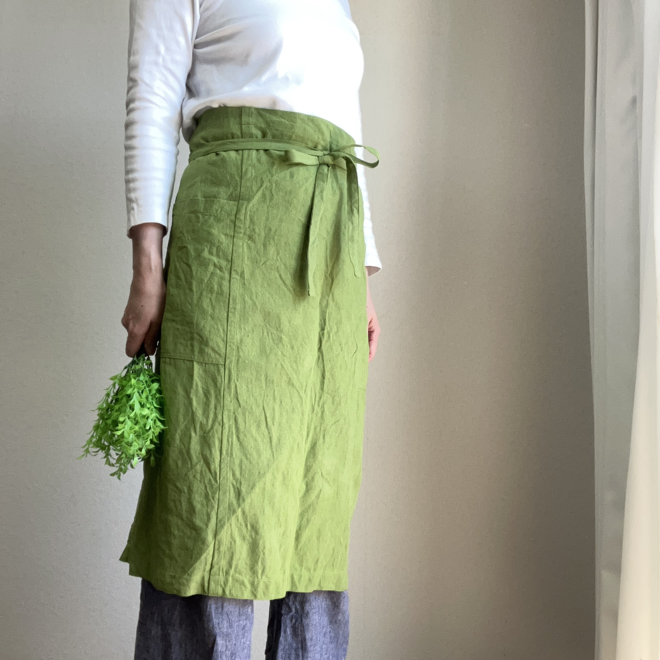 洗いこまれた自然な風合いのソムリエエプロン　ベルギーリネン　ブライトグリーン　２５番手