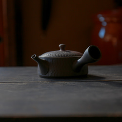 煎茶が美味しく飲める平型急須【愛知県常滑産】玉光窯さんのつくる常滑急須・横手・柄・火窯変・160cc 3枚目の画像
