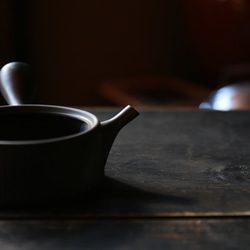 煎茶が美味しく飲める平型急須【愛知県常滑産】玉光窯さんのつくる常滑急須・横手・柄・火窯変・160cc 7枚目の画像