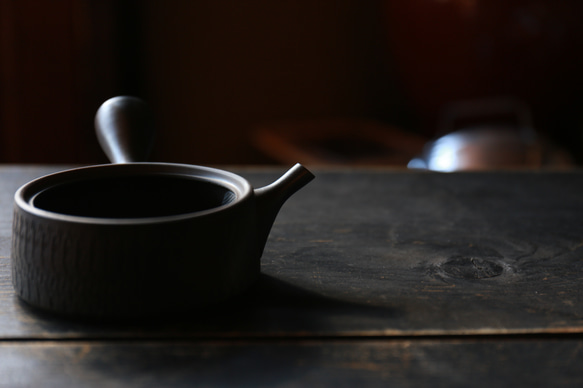 煎茶が美味しく飲める平型急須【愛知県常滑産】玉光窯さんのつくる常滑急須・横手・柄・火窯変・160cc 7枚目の画像