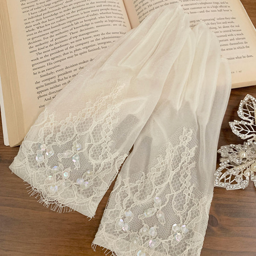 with a white ☆ ロングベール&ショートグローブ セット albino select】 花柄レース×フリル付きショートグローブ | albino