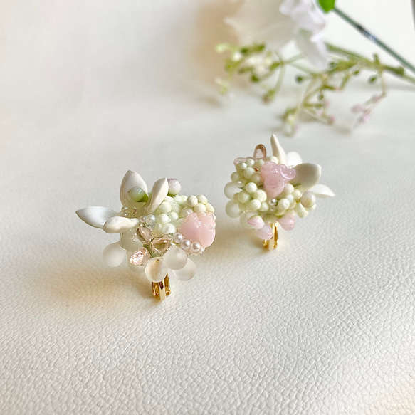 花寄せのイヤリング　生成りと桜色　/　祝い　植物　花　一点物　フォーマル　入園式　ウエディング　ペール 4枚目の画像