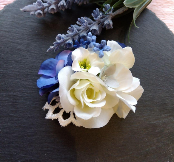 白のバラとブルーの紫陽花のミニコサージュ 3枚目の画像