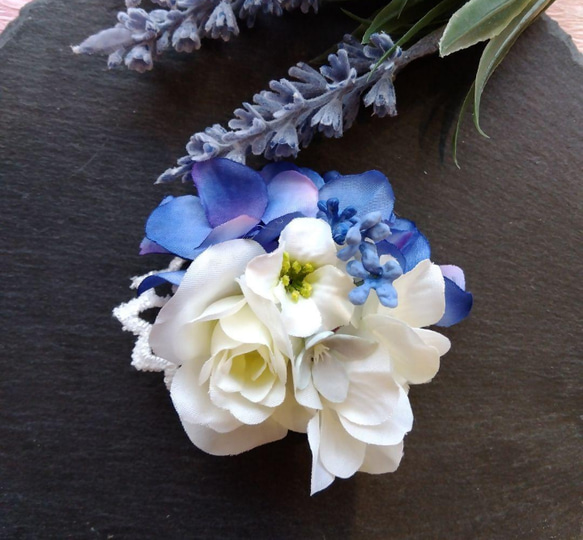 白のバラとブルーの紫陽花のミニコサージュ 2枚目の画像