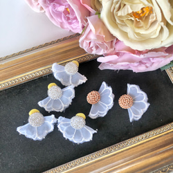 春ふんわりレースピアス♡白の花柄が軽やかです♡フリルのビーズがキラキラ♡花アクセサリー♡イヤリング 3枚目の画像