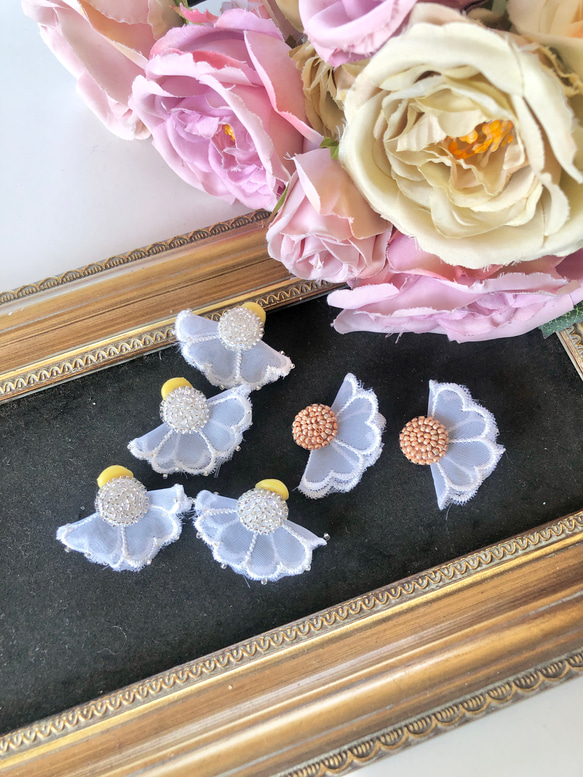 春ふんわりレースピアス♡白の花柄が軽やかです♡フリルのビーズがキラキラ♡花アクセサリー♡イヤリング 3枚目の画像