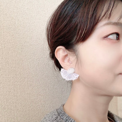 春ふんわりレースピアス♡白の花柄が軽やかです♡フリルのビーズがキラキラ♡花アクセサリー♡イヤリング 2枚目の画像