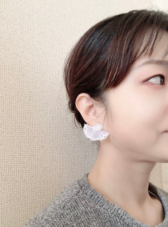 春ふんわりレースピアス♡白の花柄が軽やかです♡フリルのビーズがキラキラ♡花アクセサリー♡イヤリング 2枚目の画像