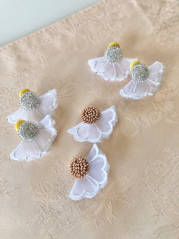 春ふんわりレースピアス♡白の花柄が軽やかです♡フリルのビーズがキラキラ♡花アクセサリー♡イヤリング 4枚目の画像