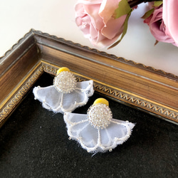 春ふんわりレースピアス♡白の花柄が軽やかです♡フリルのビーズがキラキラ♡花アクセサリー♡イヤリング 5枚目の画像