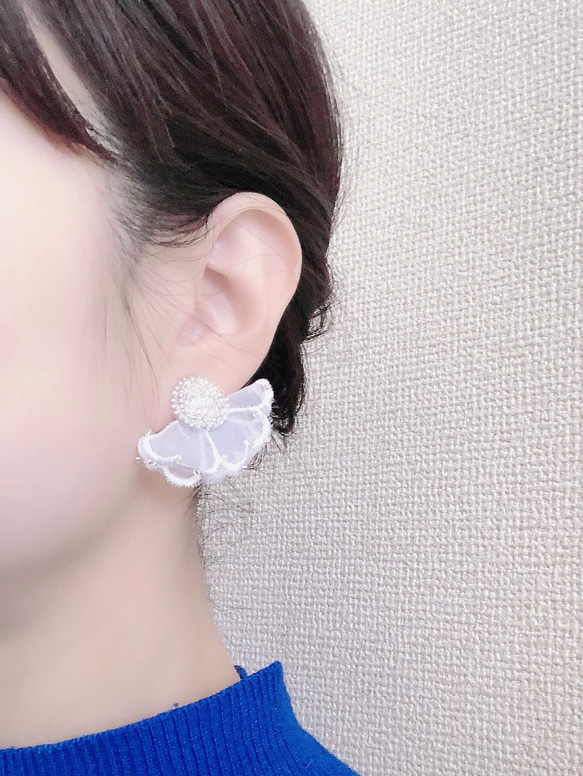 春ふんわりレースピアス♡白の花柄が軽やかです♡フリルのビーズがキラキラ♡花アクセサリー♡イヤリング 1枚目の画像