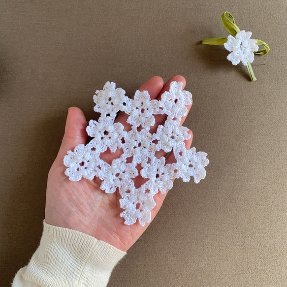 手編み　白く輝く大島桜＊クロッシェレース♢手のひらサイズのさくらドイリー　お花見気分のインテリアディスプレイに～ 3枚目の画像