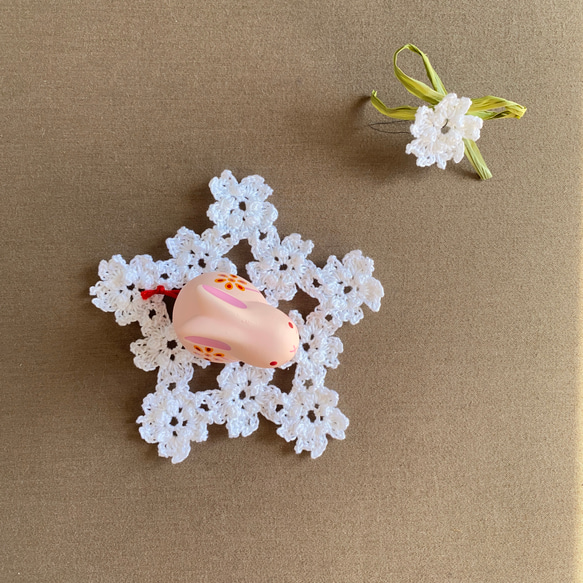 手編み　白く輝く大島桜＊クロッシェレース♢手のひらサイズのさくらドイリー　お花見気分のインテリアディスプレイに～ 13枚目の画像