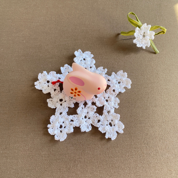手編み　白く輝く大島桜＊クロッシェレース♢手のひらサイズのさくらドイリー　お花見気分のインテリアディスプレイに～ 6枚目の画像