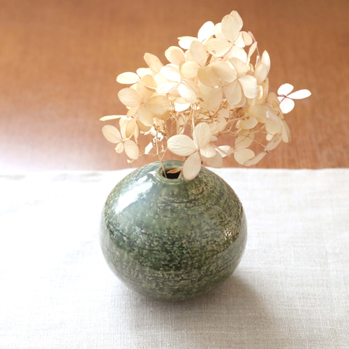 【楽天最安値に挑戦】 織部釉のふっくら丸い一輪挿し 一輪挿し・花瓶・花器 TSUCHI 工芸品