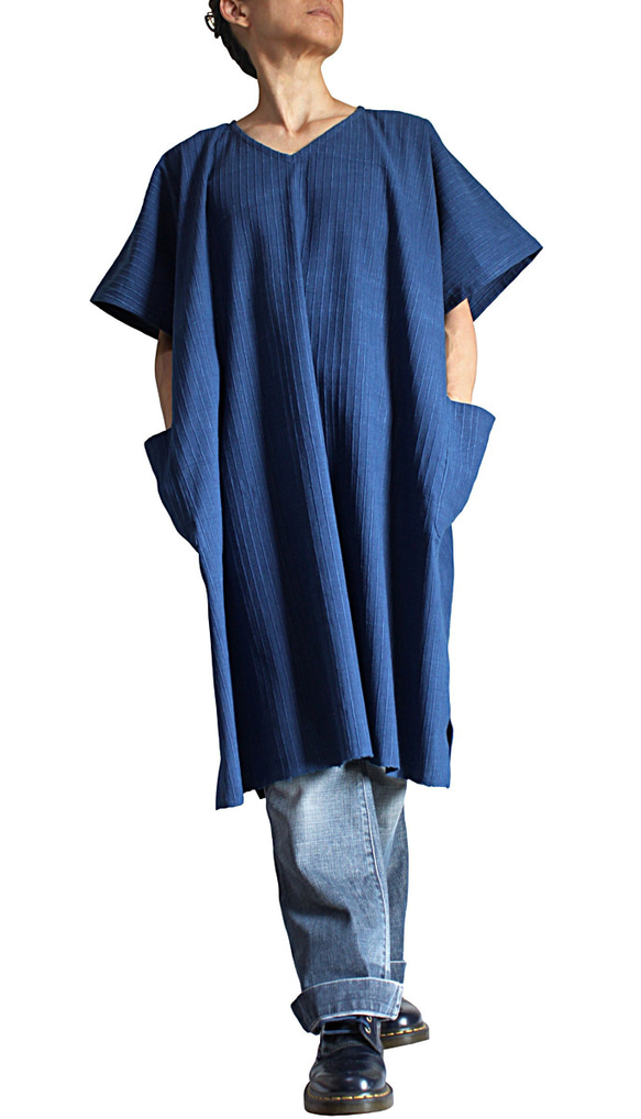 ジョムトン手織り綿インディゴピンタック生地のチュニック（BFS-182-03） 2枚目の画像