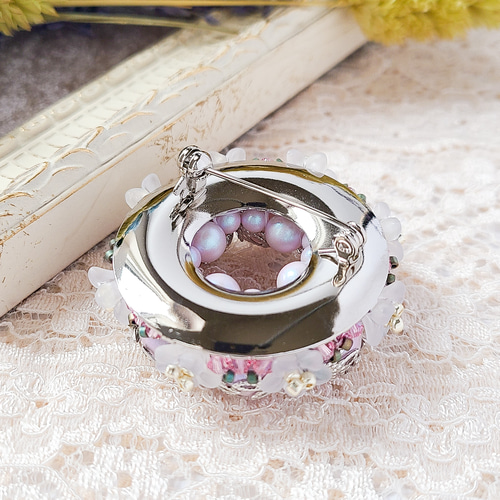 ＃481 桜❀モーブピンク＆パールホワイト✴ちょうちょ✴レジンヘアゴムブローチ 大きめ☆『カジュアル』をキレイに着こなす。桜リース風クリスタル