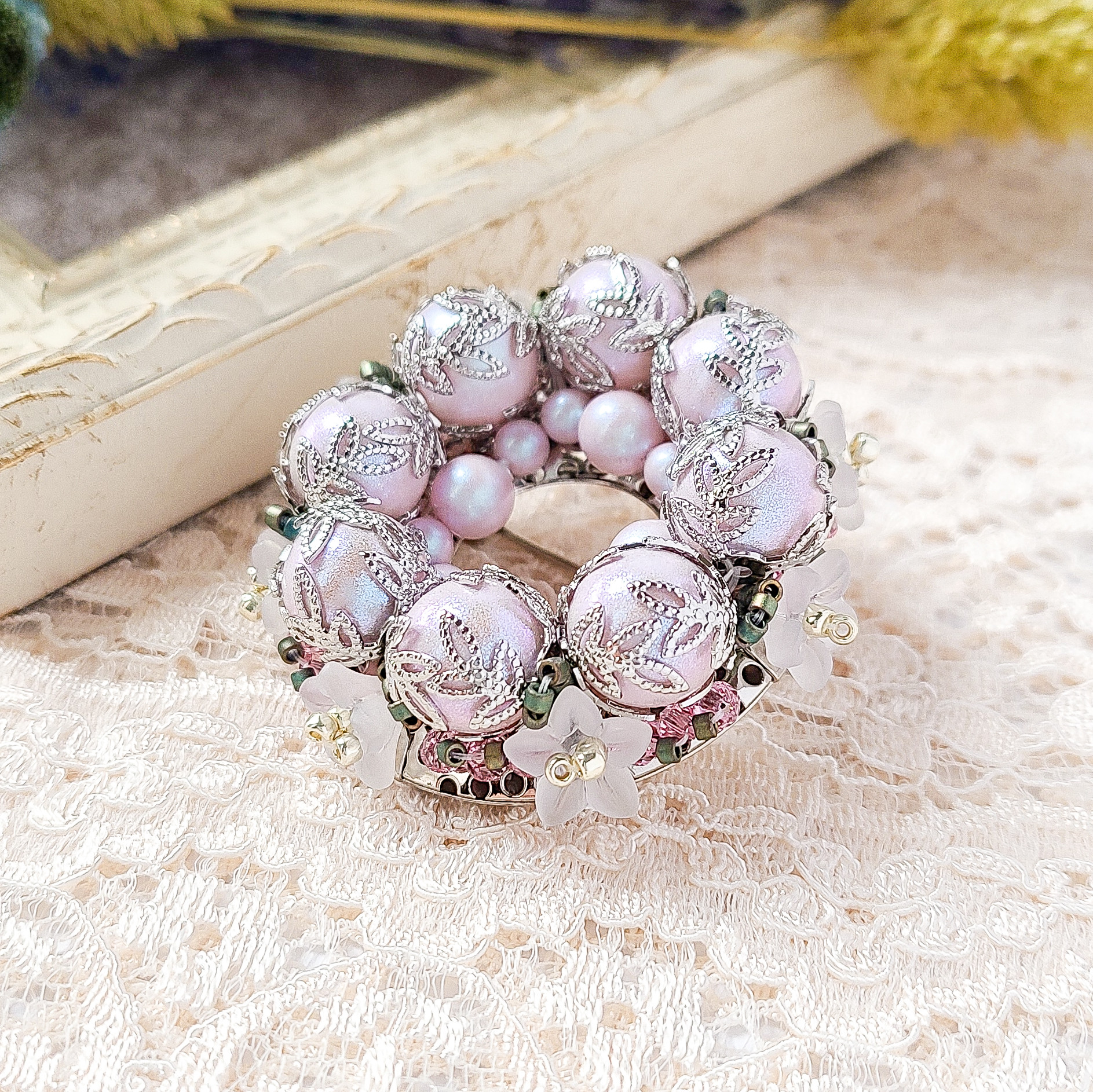 ＊新品未使用品　TO BE  CHIC パール&クリスタルのブローチ＊ 大きめ☆『カジュアル』をキレイに着こなす。桜リース風
