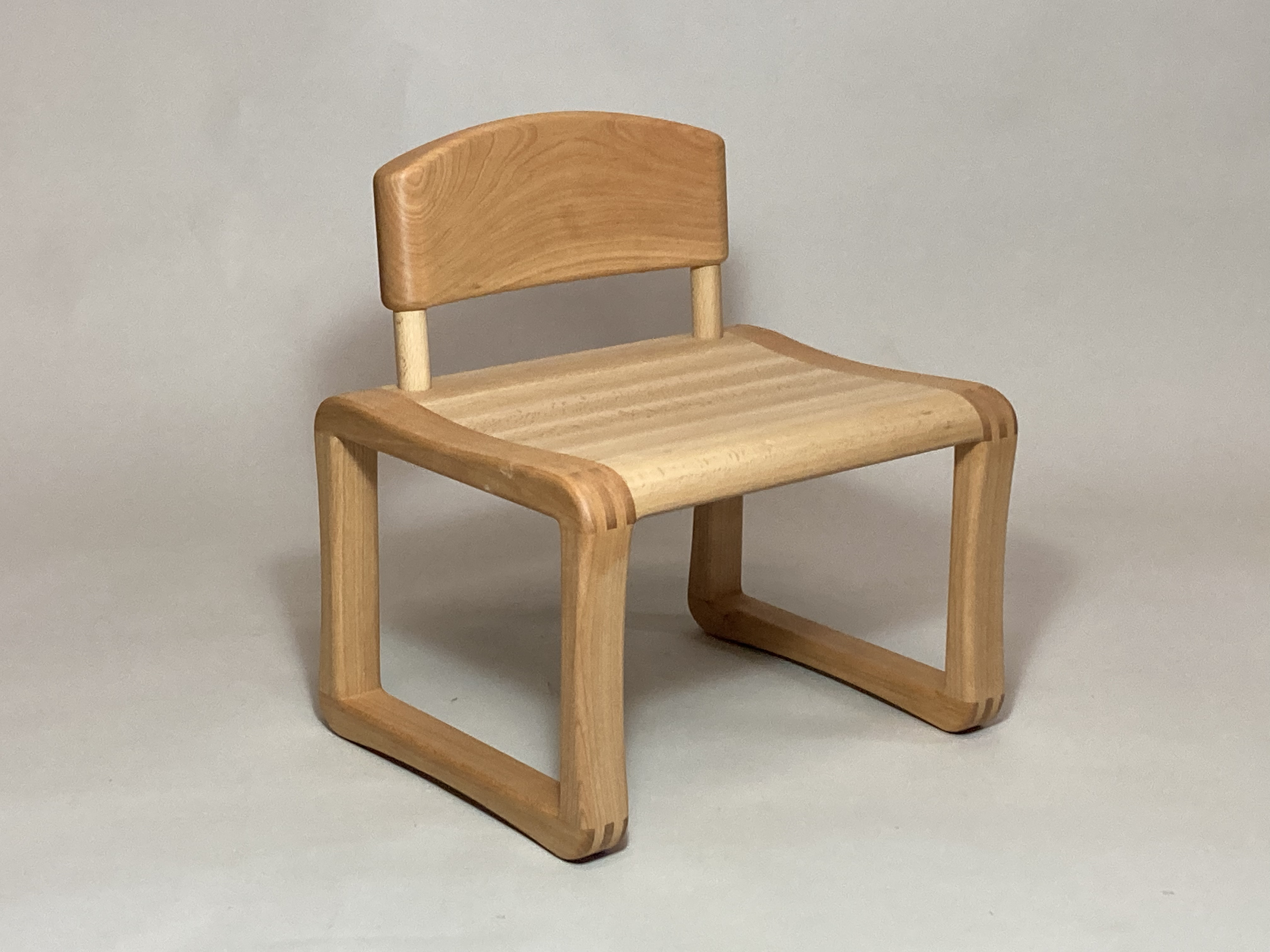 ⭐︎子供椅子BULL(ブル) ひっくり返しても角がない安全な遊具としての子供椅子！ブラックチェリー材&ジャーマンビーチ材