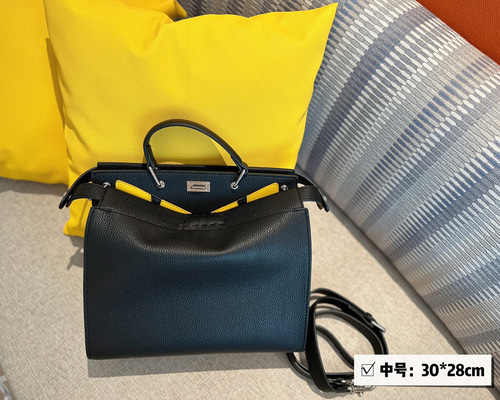 送料込み　FENDI　ショルダーバッグ　ハンドバッグ　トライアングル　イエロー