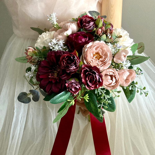 ワインレッドとくすみピンクのクラッチブーケ＆ブートニア、結婚