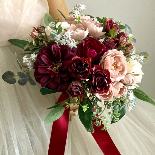ワインレッドとくすみピンクのクラッチブーケ＆ブートニア、結婚