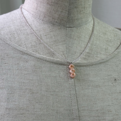 センター　ピンク珊瑚　彫刻　・サイド　ローズクォーツ　オリジナルネックレス R50228H2 8枚目の画像