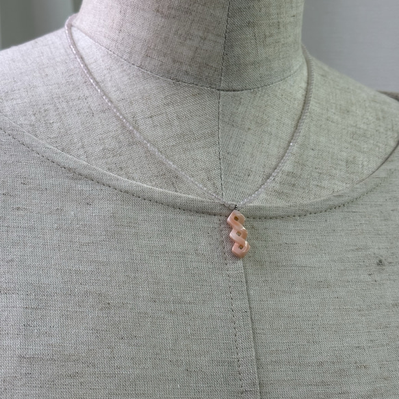 センター　ピンク珊瑚　彫刻　・サイド　ローズクォーツ　オリジナルネックレス R50228H2 8枚目の画像