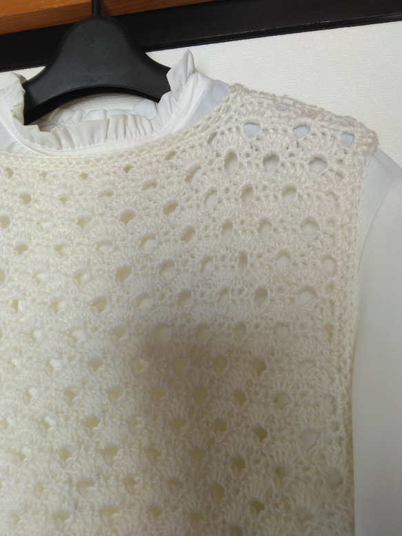 ニットベスト　ホワイト　Lサイズ　ポリエステルヤーン　手編み 3枚目の画像