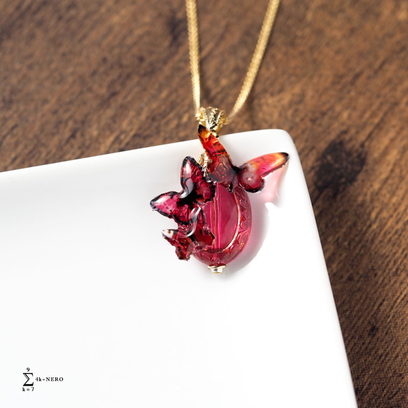 首飾り レトロな飴　グラビティローズ 赤蝶々を添えて〈ネックレス/チョーカー〉 3枚目の画像
