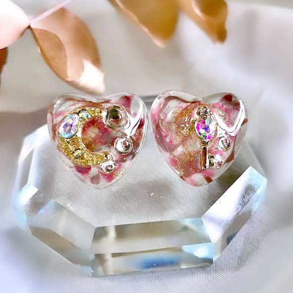 glass heart cherry blossoms moon Earrings 1枚目の画像