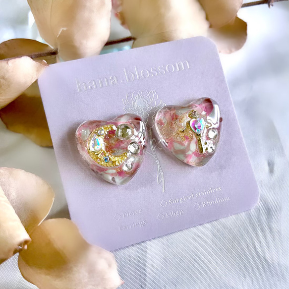 glass heart cherry blossoms moon Earrings 2枚目の画像