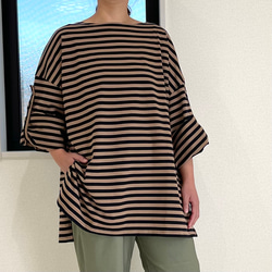 【新色】オーバーサイズ フレアスリーブボーダーロングTシャツ 袖口2WAY (ブラウン×ブラック) 2枚目の画像